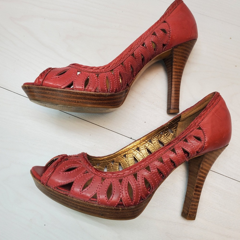 Guess Cherry Red Leather Peep Toe Platform Pumps Laser Cut Heels Womens 7.5M - Picture 3 of 11